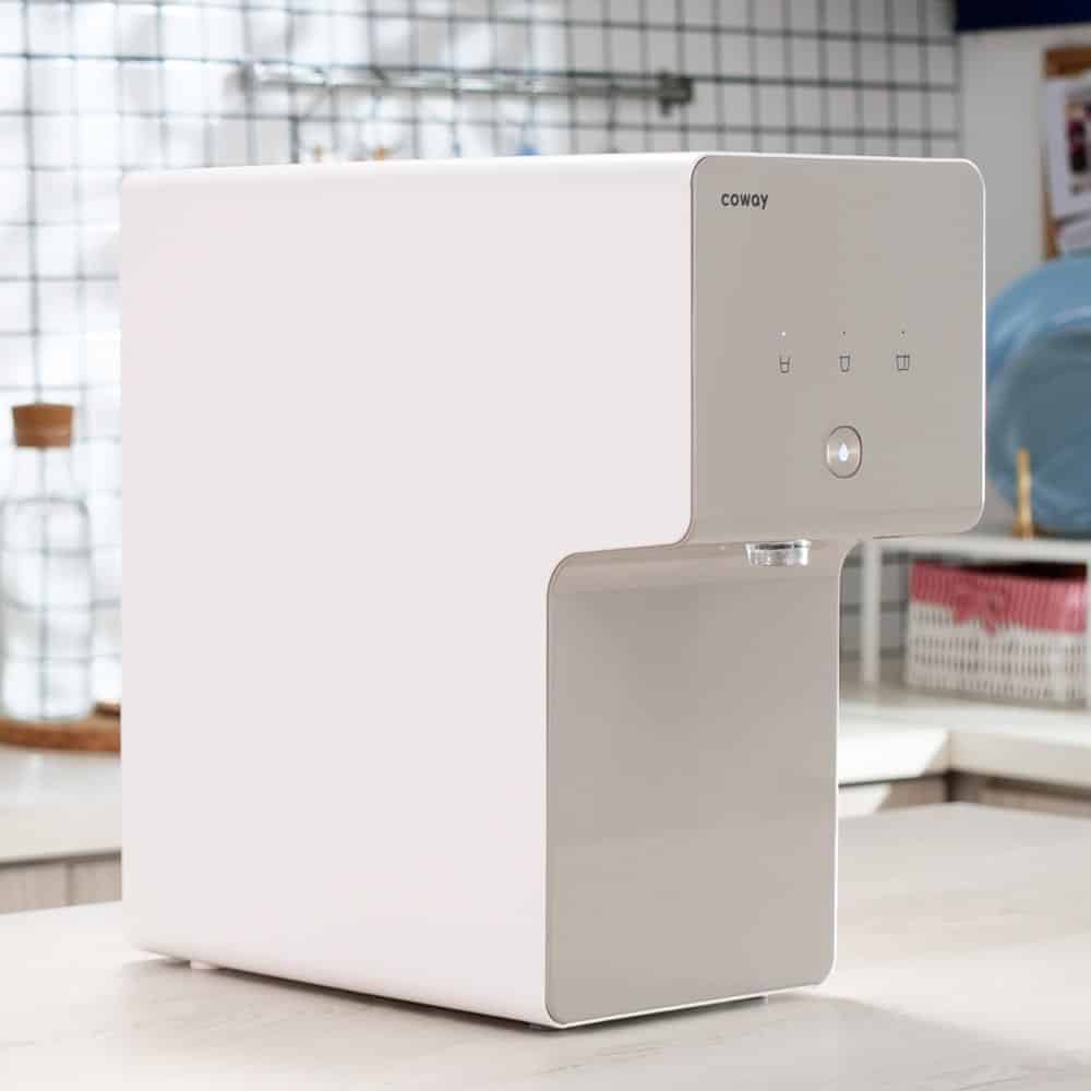 coway-cinnamon-water-purifier-in-kitchen-min